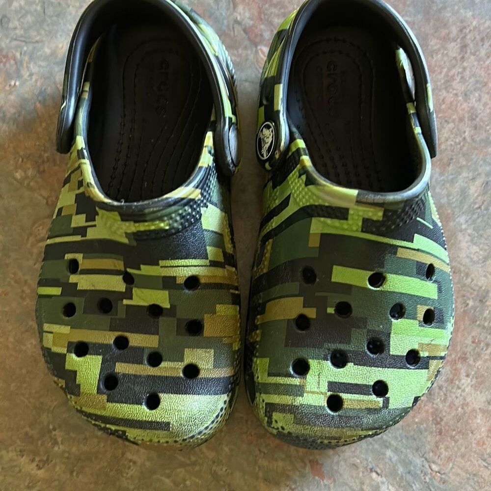 Crocs Camouflage Kids Shoes Sz 9 Unisex